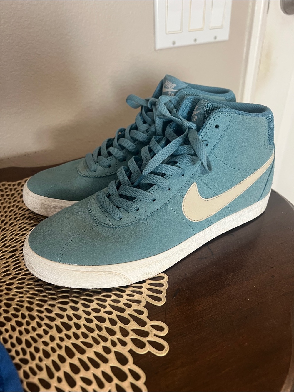 Nike SB Zoom Blazer Mid Skate Shoes. Size 8.5 color is Aqua. Iconic skater girl